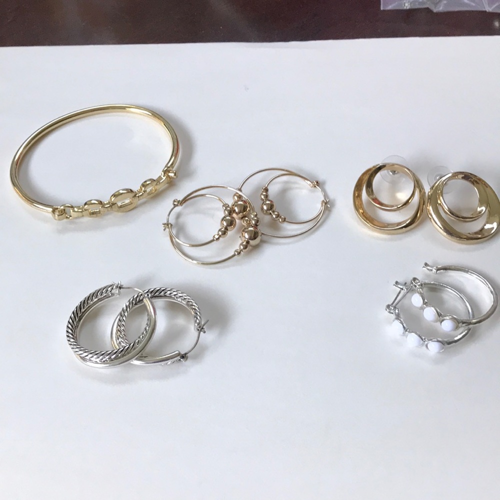 Lot of earrings and a bracelet